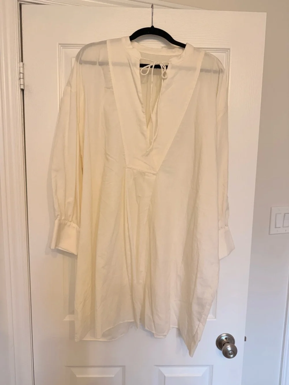 ZARA Cream Top with Black Accent - Picture 2 of 4